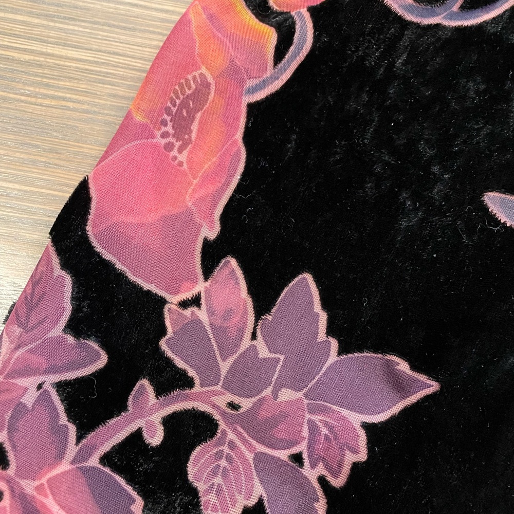 Black velvet floral romper with flared sleeves - Picture 5 of 7